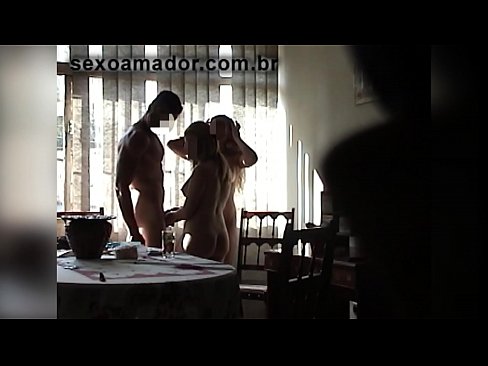 ❤️ Inimbitahan ng mga sex friends ang isang higanteng lalaki at isang threesome kasama niya ❤️❌ Sex sa amin ❤